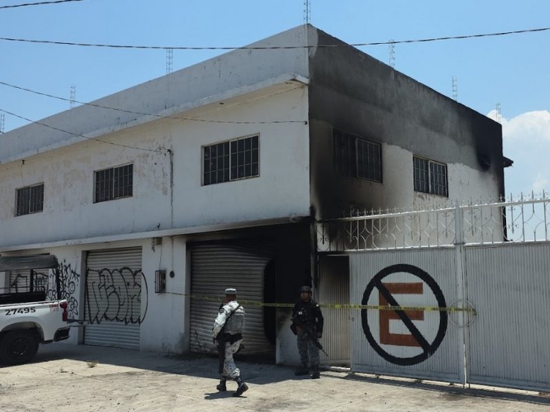 Incendio en Celaya consume bodega presuntamente utilizada para almacenar combustible ilícito