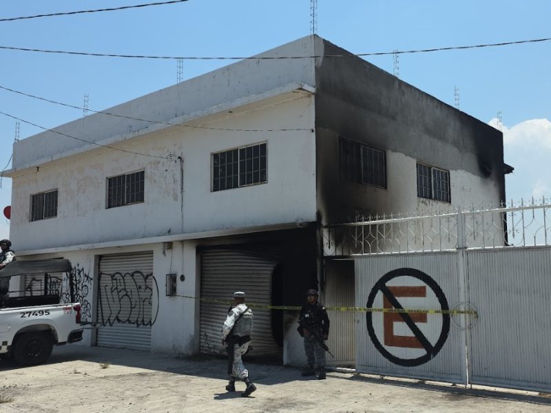 Incendio en Celaya consume bodega presuntamente utilizada para almacenar combustible ilícito