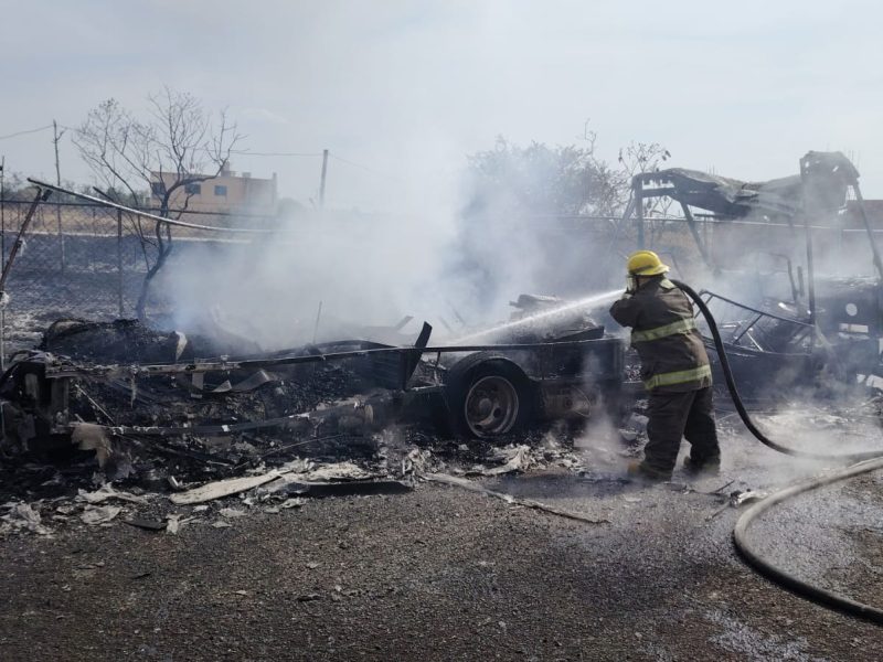 Incendio de pastizal se sale de control entre Portones y Rincón de Los Arcos; daña autos y casas