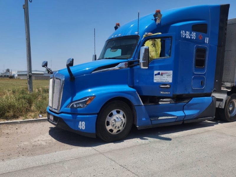 Chofer de tráiler logra huir de intento de asalto en Celaya; le disparan a ventanilla de la unidad