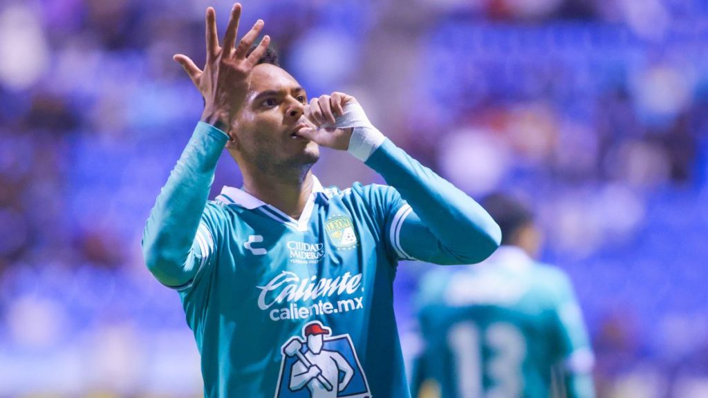 Ismael Díaz celebra su gol sobre el Puebla. MexSport.