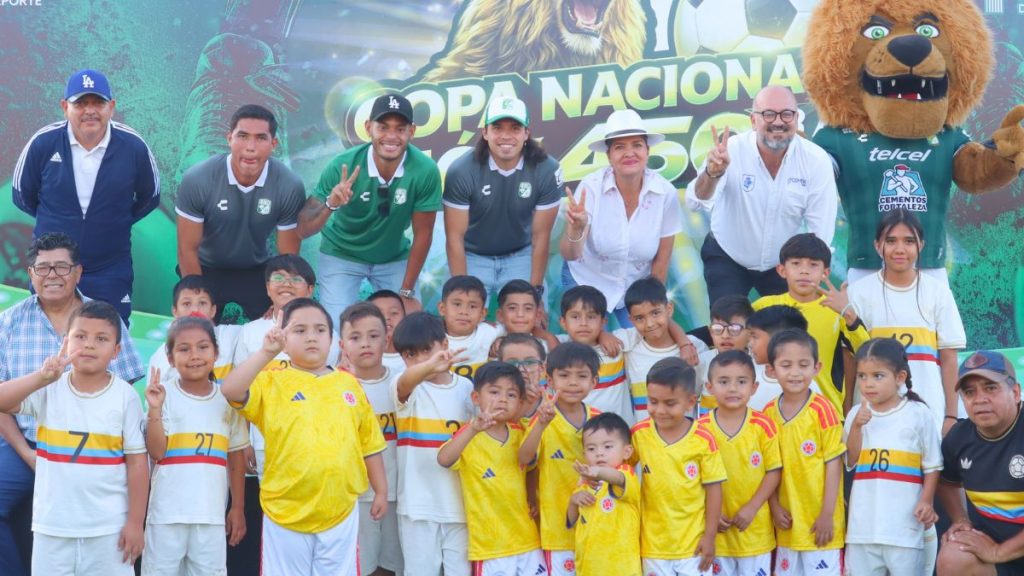 Jugadores del Club y autoridades acompañaron a los niños en la inauguración de la Copa. Mary Ochoa.