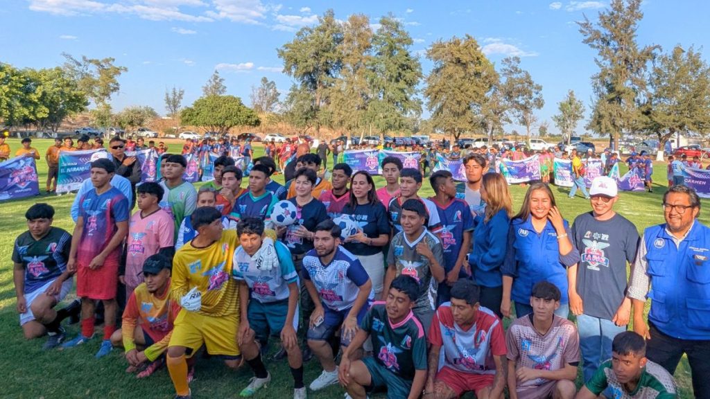 Jugadores y organizadores del torneo en la inauguración. Fernando Martínez.