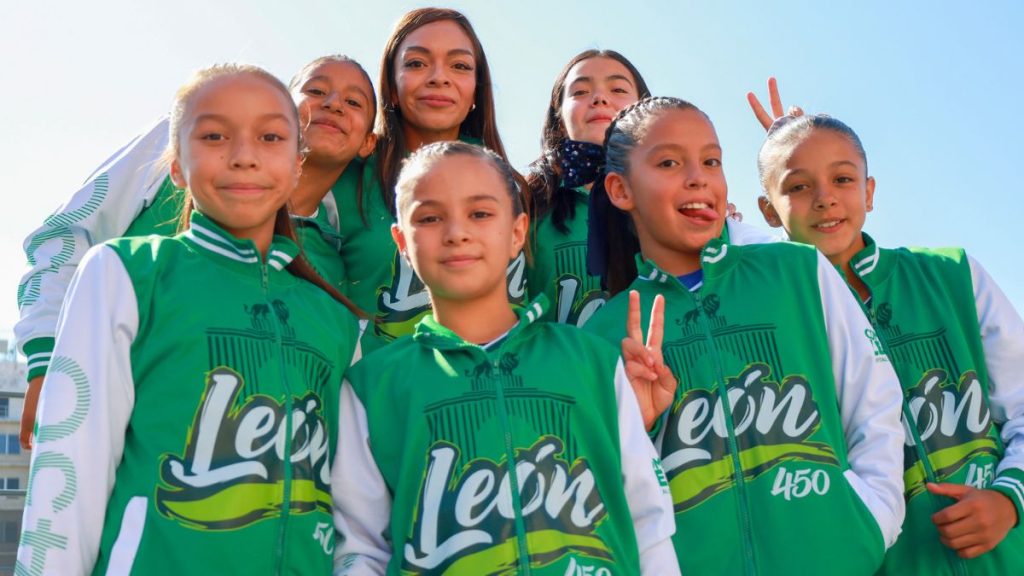 León abanderó a sus deportistas para la Olimpiada Nacional 2026. Comude.