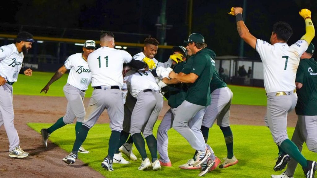 Los Bravos de León celebran su victoria sobre Tijuana. Bravos de León.