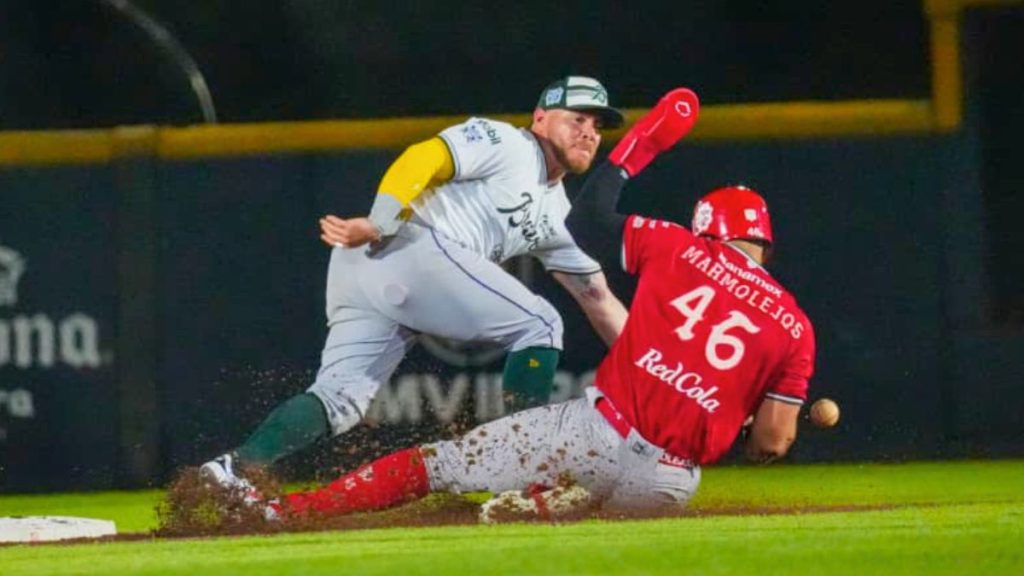 Los Diablos atacaron temprano en el Domingo Santana. Bravos de León.