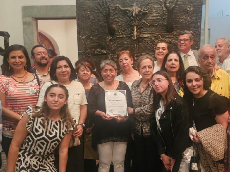 Distinguen a la maestra María Eugenia Camargo por su defensa del patrimonio de la UG