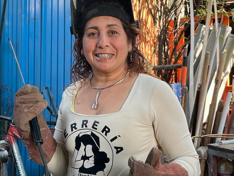 Brecha de género en metalurgia: Solo 6 % son mujeres y María de la Luz desafía la cifra