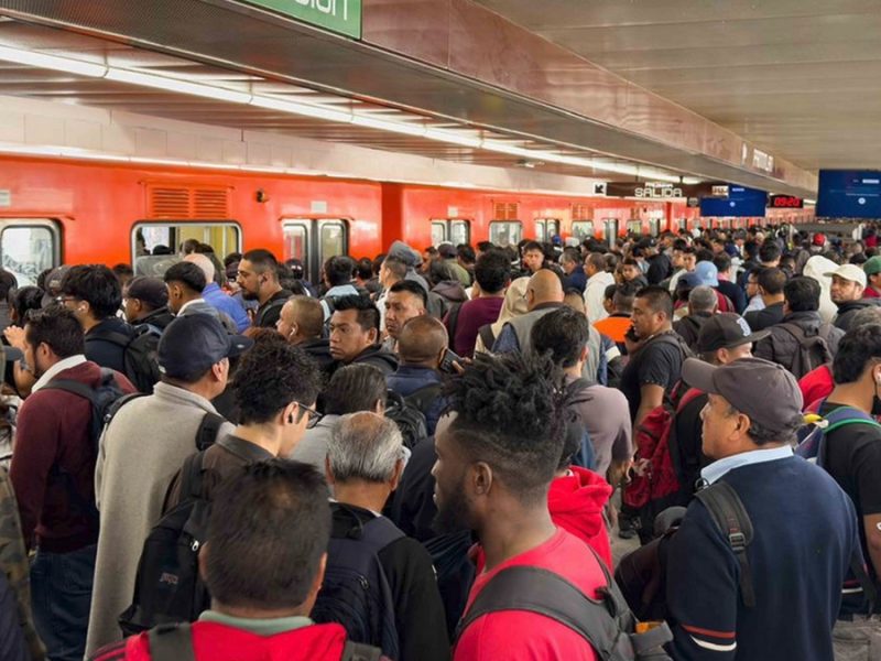 Desespera a usuarios del Metro de CDMX retraso de trenes; dialogan con sindicato