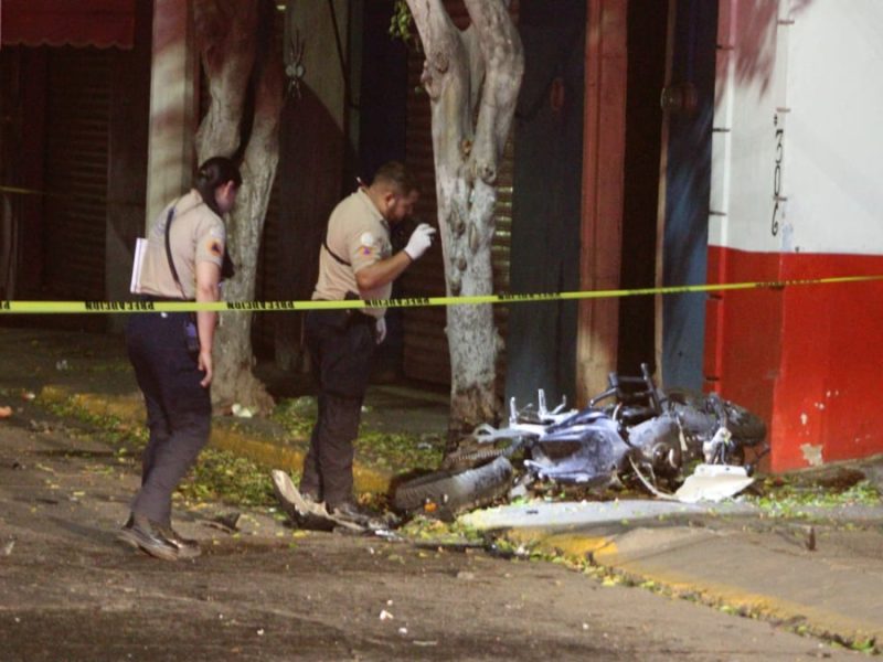 Muere motociclista en el Centro de León al ser chocado y salir proyectado por más de 50 metros