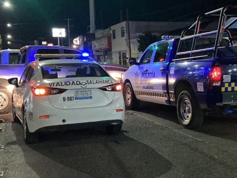Derrapa motociclista y se impacta mortalmente contra un poste en avenida de Salamanca