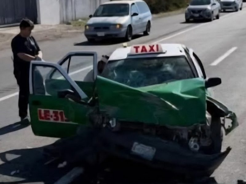 Muere taxista de León en choque de frente contra tráiler cerca de San Juan de los Lagos