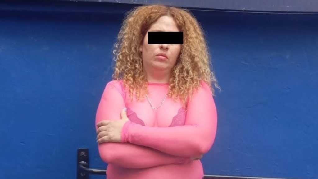 Mujer ebria golpea a policías