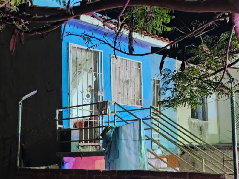 Mientras dormía, pareja fue brutalmente asesinada en su cama en fraccionamiento de Silao