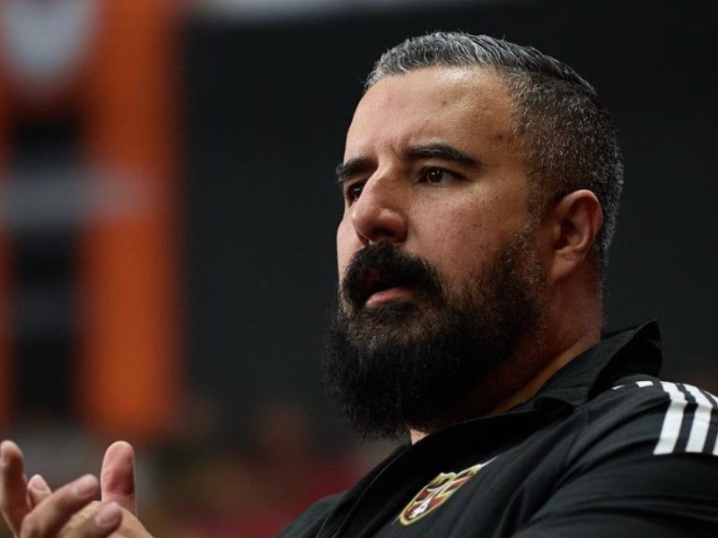 Álvaro Morales tuvo debut y despedida con Peluche Caligari; se fue tras dirigir un partido