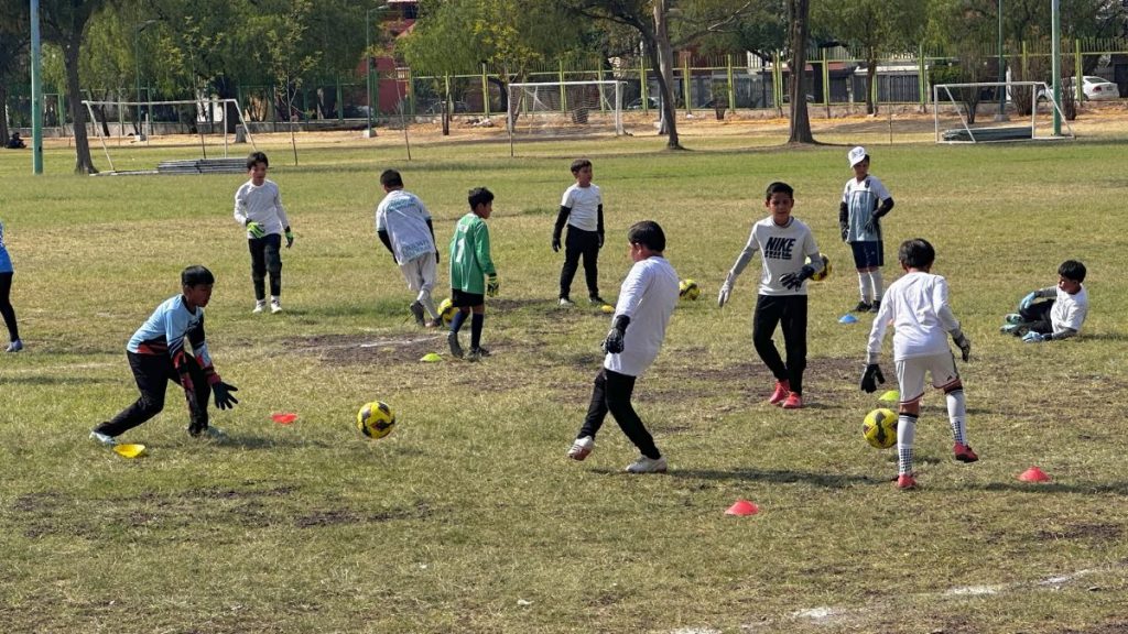 Pequeños porteros en las visorías del Club León. Saúl Torres.