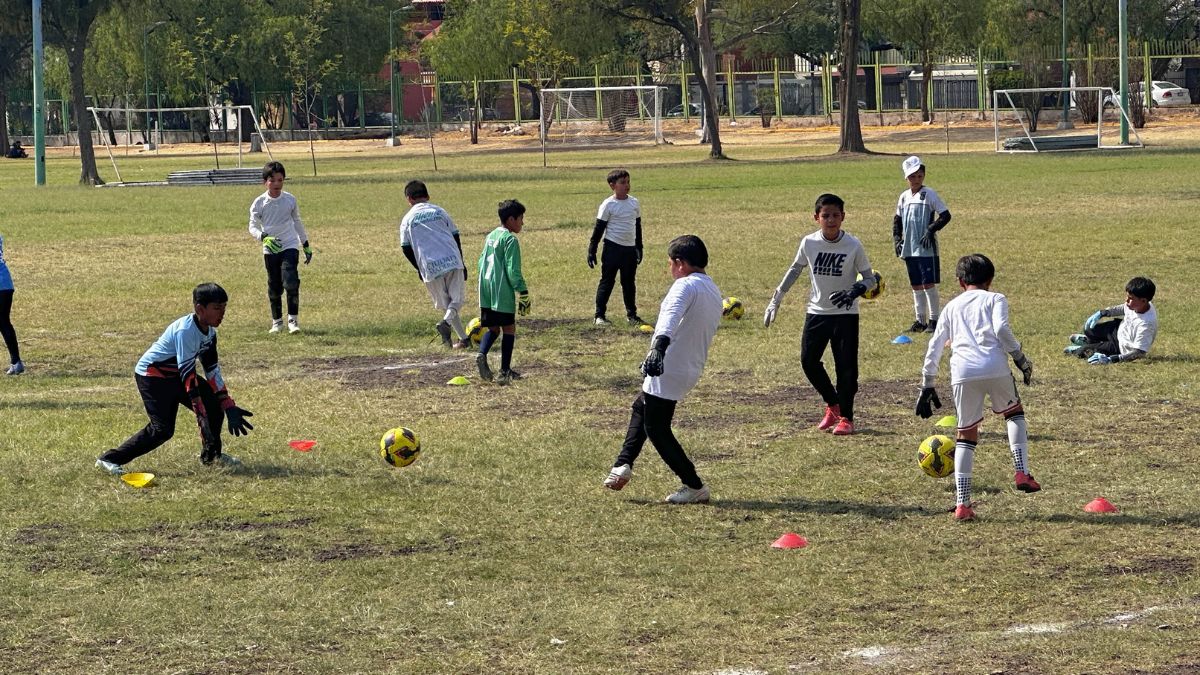 Pequeños porteros en las visorías del Club León. Saúl Torres.