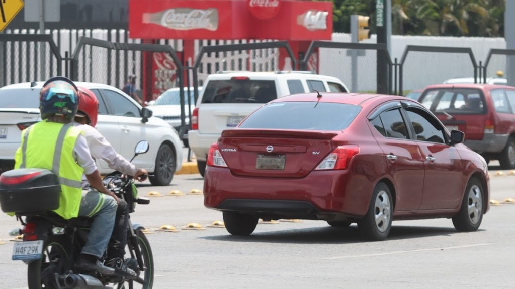 Sancionan a más de 4 mil automovilistas por vidrios polarizados y más de 100 por cubreplacas en León