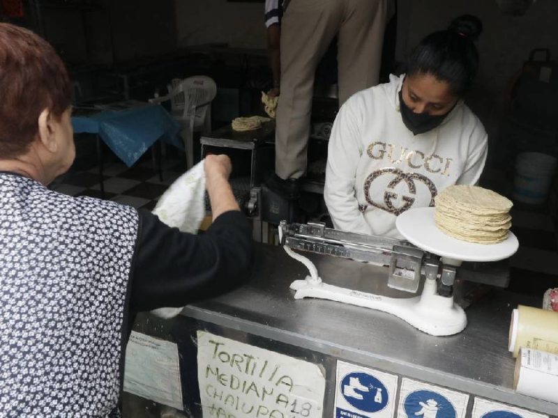 Pactan mantener en 910 pesos la canasta básica en México