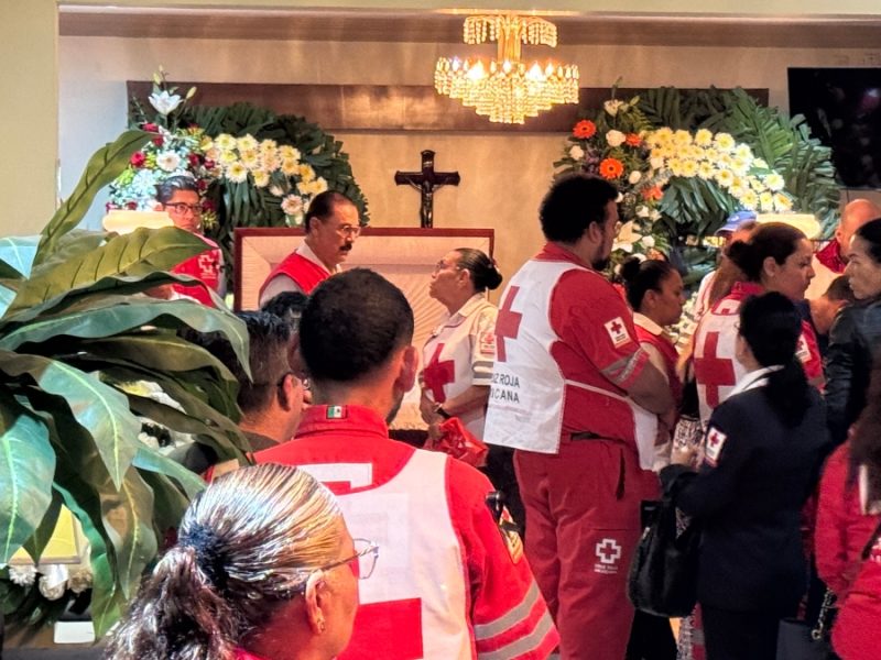 Con sirenas y torretas encendidas, velan a Saúl Banda González, presidente de la Cruz Roja de Celaya