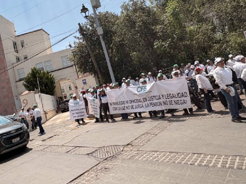 Jubilados de la CFE en Guanajuato se manifiestan contra eliminación de “pensiones doradas”
