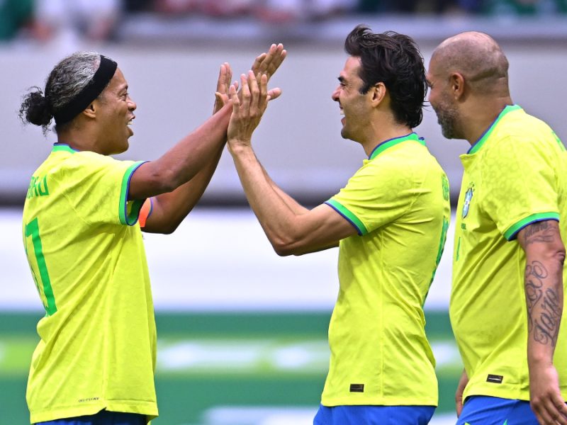 Kaká y Ronaldinho agradecen cariño de mexicanos tras partido de Leyendas