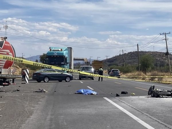 Motociclista muere tras chocar con cisterna de Pemex en la Valle de Santiago-Salamanca