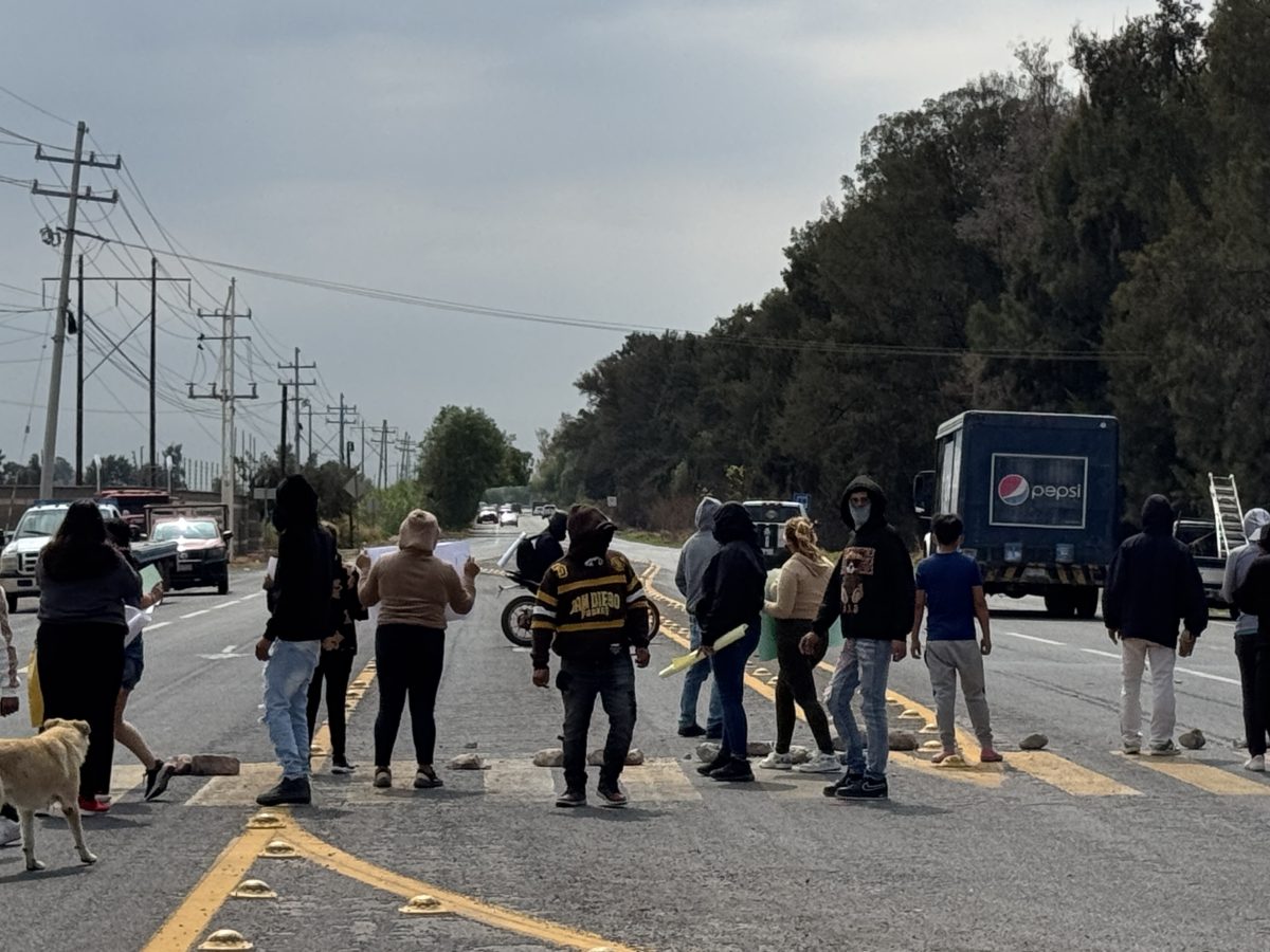 Bloquean la Celaya-Juventino Rosas; denuncian detención arbitraria de dos jóvenes