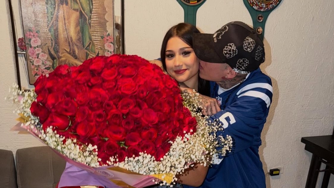 Santa Fe Klan besando a Camila Zamorano con un ramo de rosas