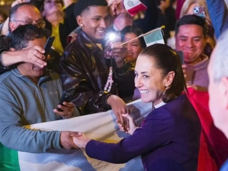 Sheinbaum regresa a México tras gira por España; aterriza en el AICM