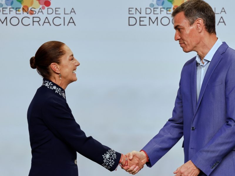 Con apretón de manos, España y México resuelven pleito diplomático iniciado por AMLO
