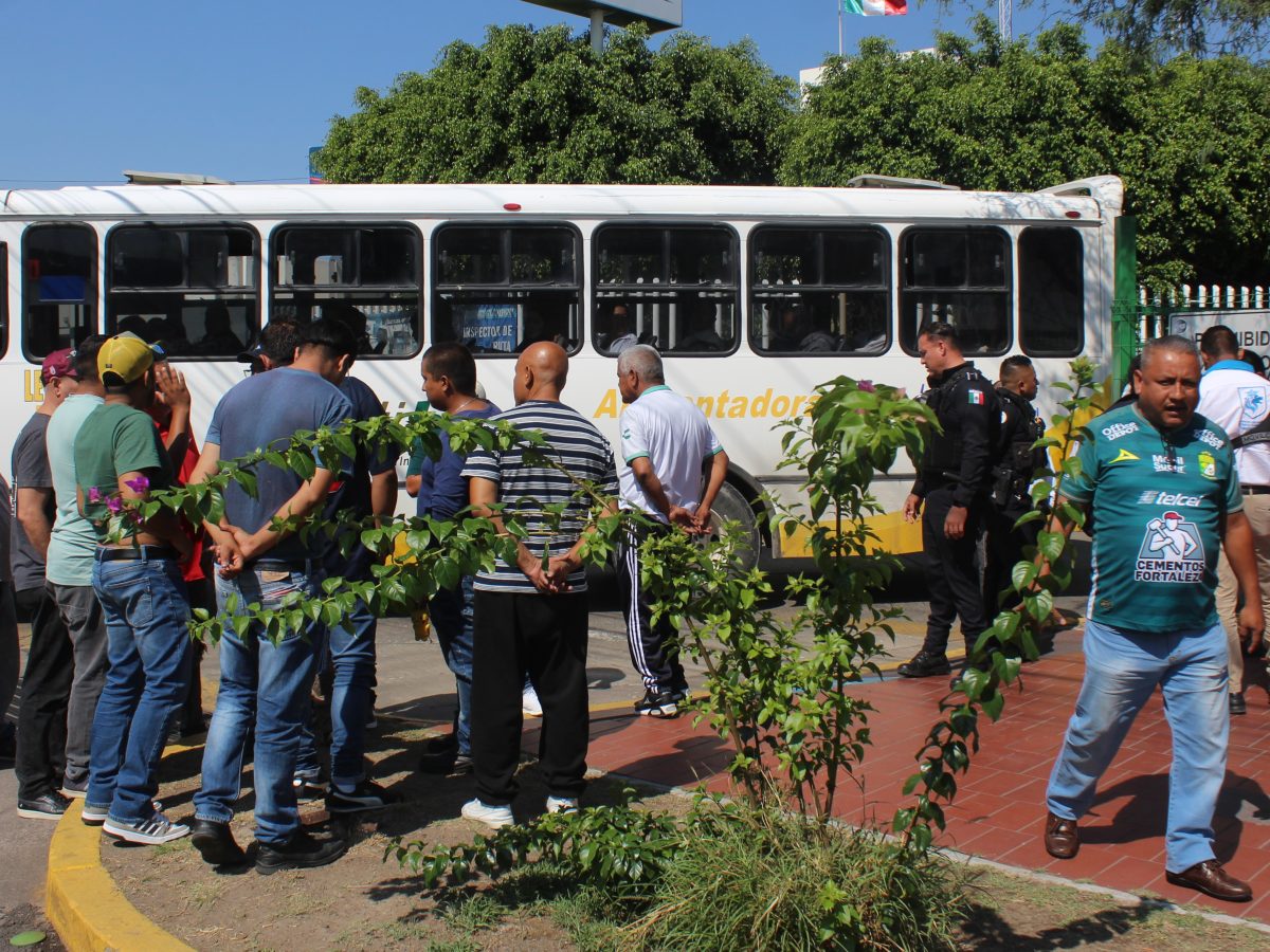 Más de 50 taxistas bloquean la estación San Jerónimo tras choque de autobús