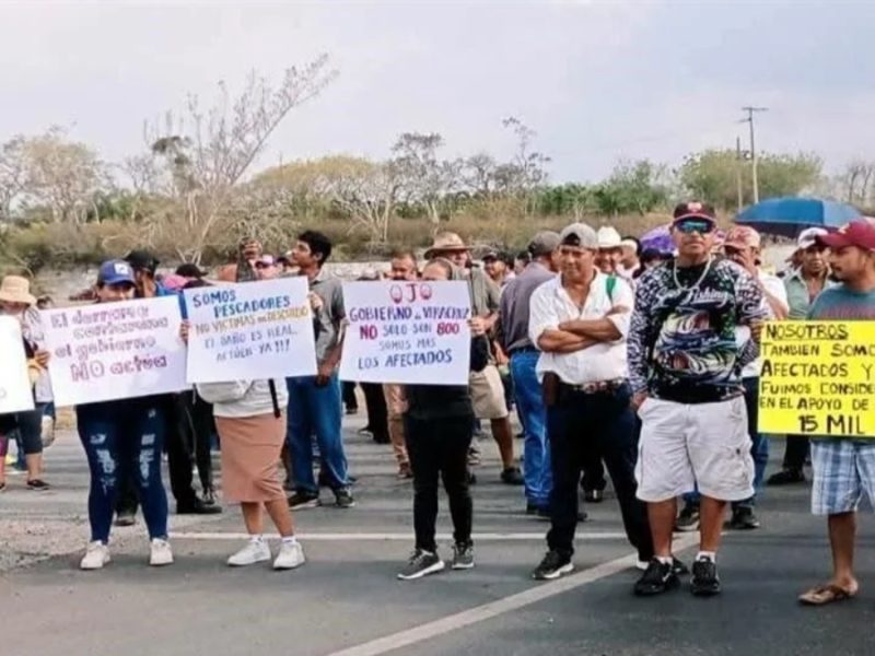 Pescadores desesperados por afectación tras derrame de Pemex, toman carreteras de Veracruz