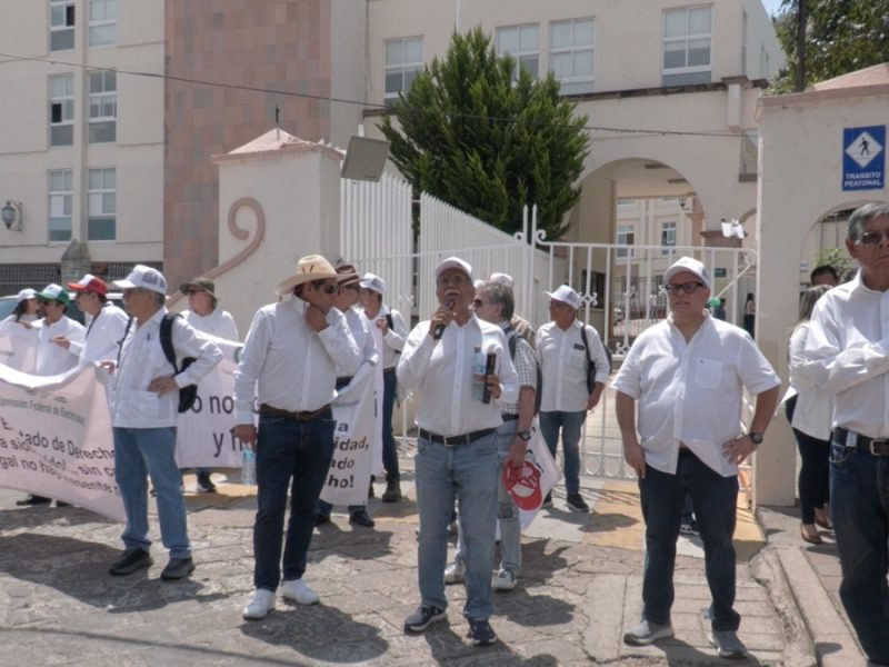 Trabajadores jubilados de CFE vuelven a protestar en Guanajuato tras el recorte a sus pensiones
