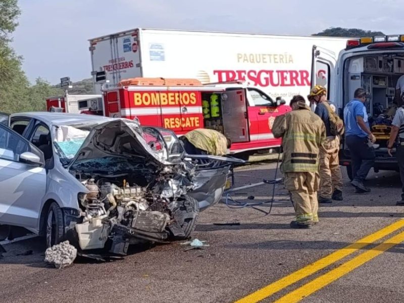 Choque de auto de frente contra tráiler en la Morelia-Salamanca deja tres lesionados; uno quedó prensado