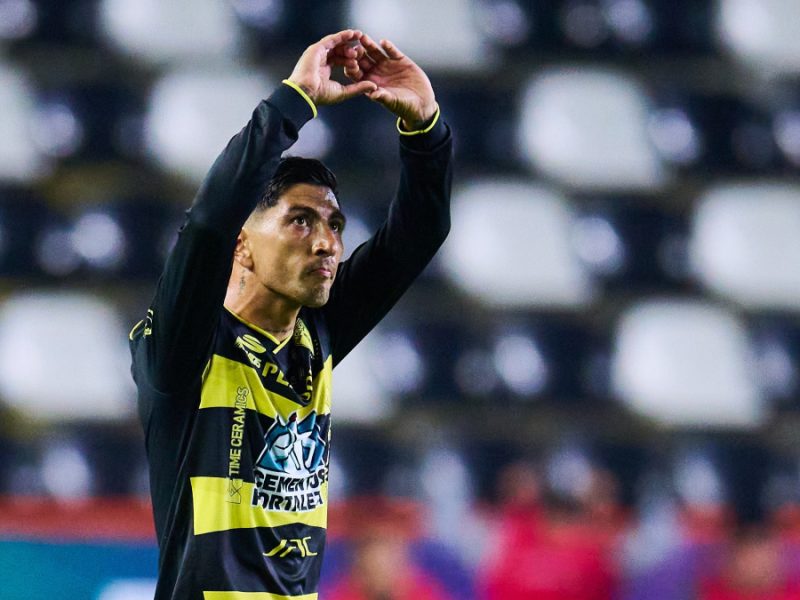 ‘Pocho’ Guzmán hace ‘hat-trick’ y Tuzos de Pachuca golea a Santos