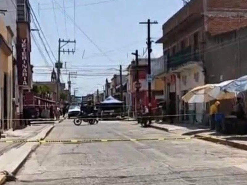 Pánico en tianguis de Valle de Santiago: Ataque deja un muerto y dos heridos