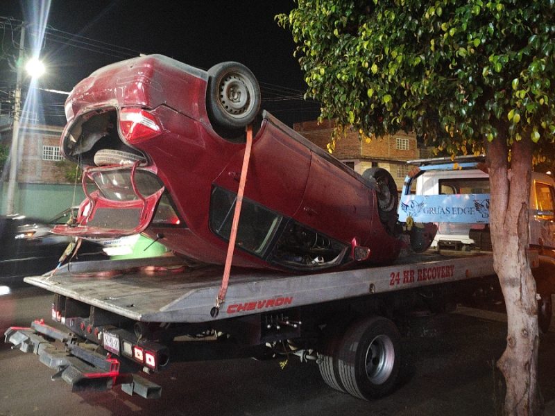 Borrachera termina en volcadura en avenida Mariano J. García; responsables huyeron pie en Irapuato