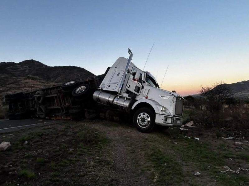 Colapsada la carretera Silao-San Felipe por cinco horas, tras la volcadura de un tráiler