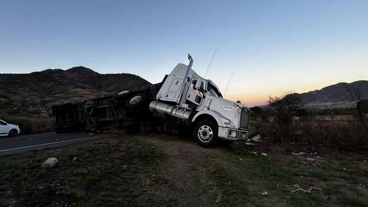 Volcadura en carretera Silao-San Felipe