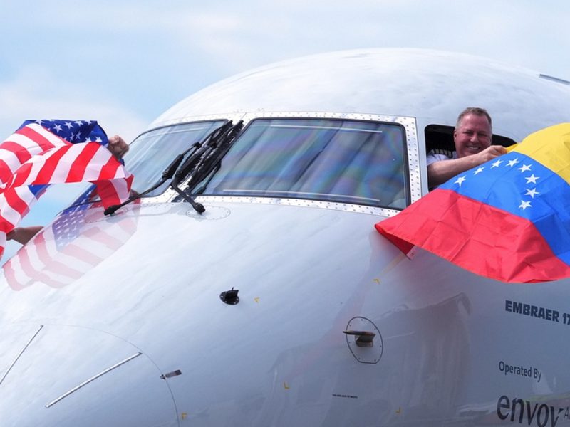 Reanudan vuelos directos entre EU y Venezuela tras siete años: American Airlines despega desde Miami