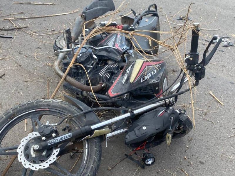 Fallecen dos adolescentes al derrapar moto en que viajaban