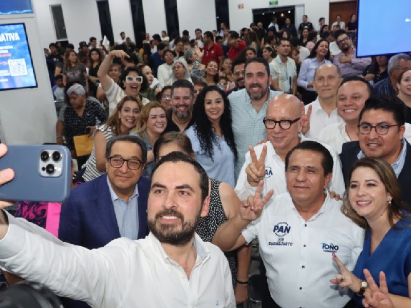 Reciben con batucada y porras a Alan Márquez en el PAN municipal de León