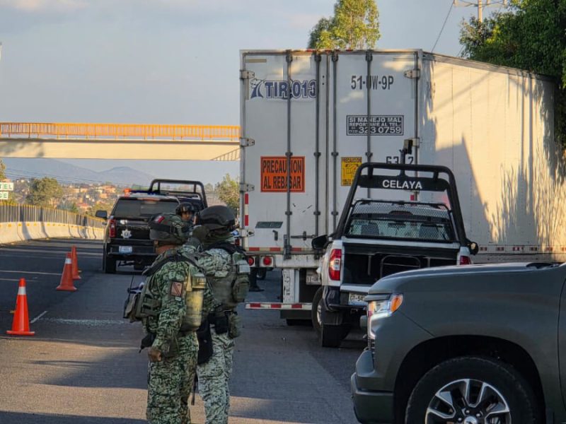 Balacera y caos vial: Persecución desde Celaya termina con un herido y camión recuperado