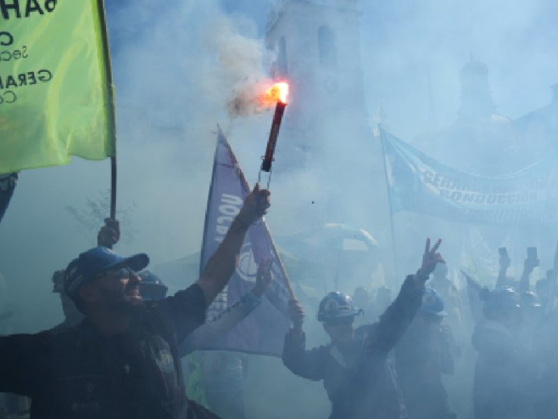 Trabajadores argentinos marchan en Buenos Aires contra reforma laboral de Milei