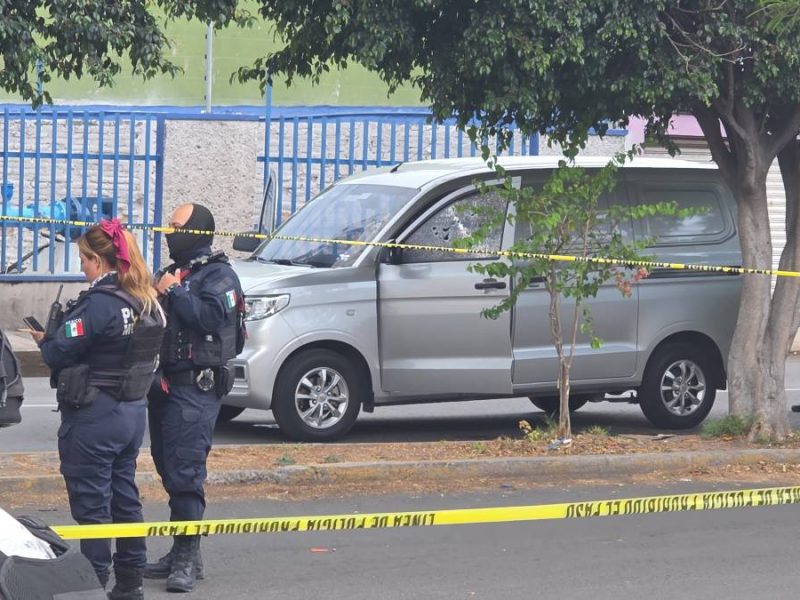Hombre recibe “lluvia” de balas mientras conducía su camioneta en el Sauz; está grave