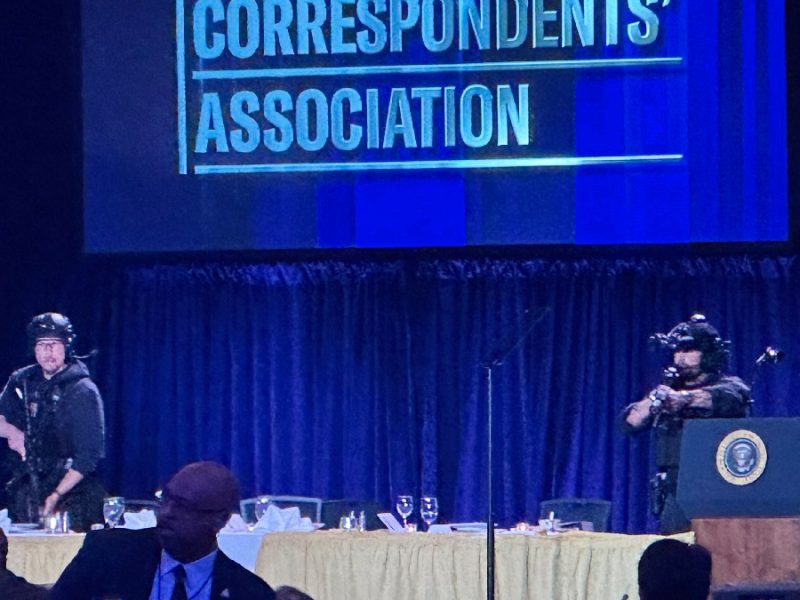 Hombre acusado de intentar matar a Trump en gala de corresponsales acepta seguir preso por ahora
