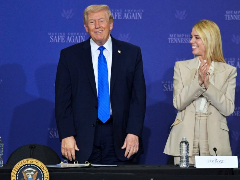 Pam Bondi, secretaria de Justicia leal a Trump, deja el cargo tras gestión polémica