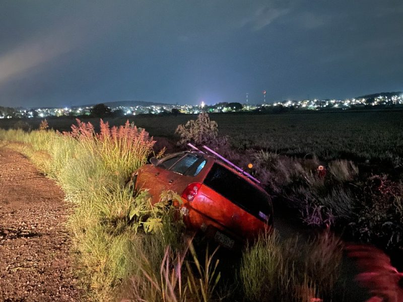 Localizan auto a punto de caer a canal de riego