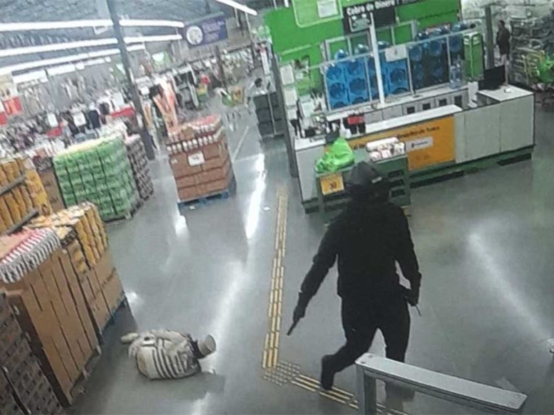 Pánico en Bodega Aurrerá de Celaya: Asaltan tienda de avenida Las Torres; reportan guardia herido